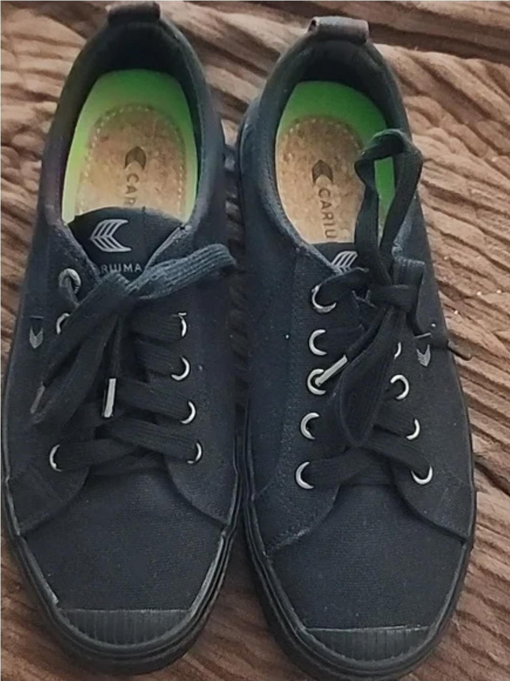 Cariuma OCA Low Canvas sneakers -  Never Worn